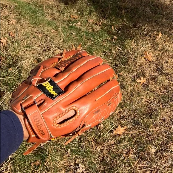 EUC, WILSON BASEBALL / SOFTBALL GLOVE. R-throw. - Picture 12 of 16